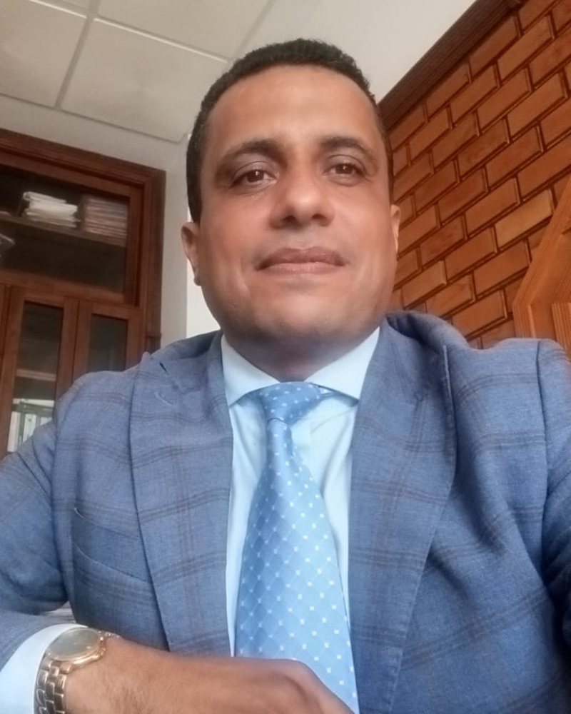 الأستاذ هشام حفظي بمكتبه بالدار البيضاء